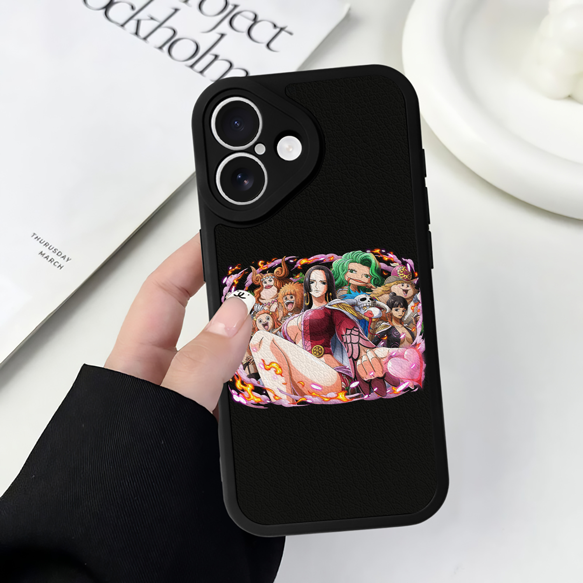 （画像用） ワンピース ボア・ハンコック ONE PIECE Boa·Hancock 【iPhone 16シリーズ対応】シリコンスマホケース（レザー調） 材質：シリコン